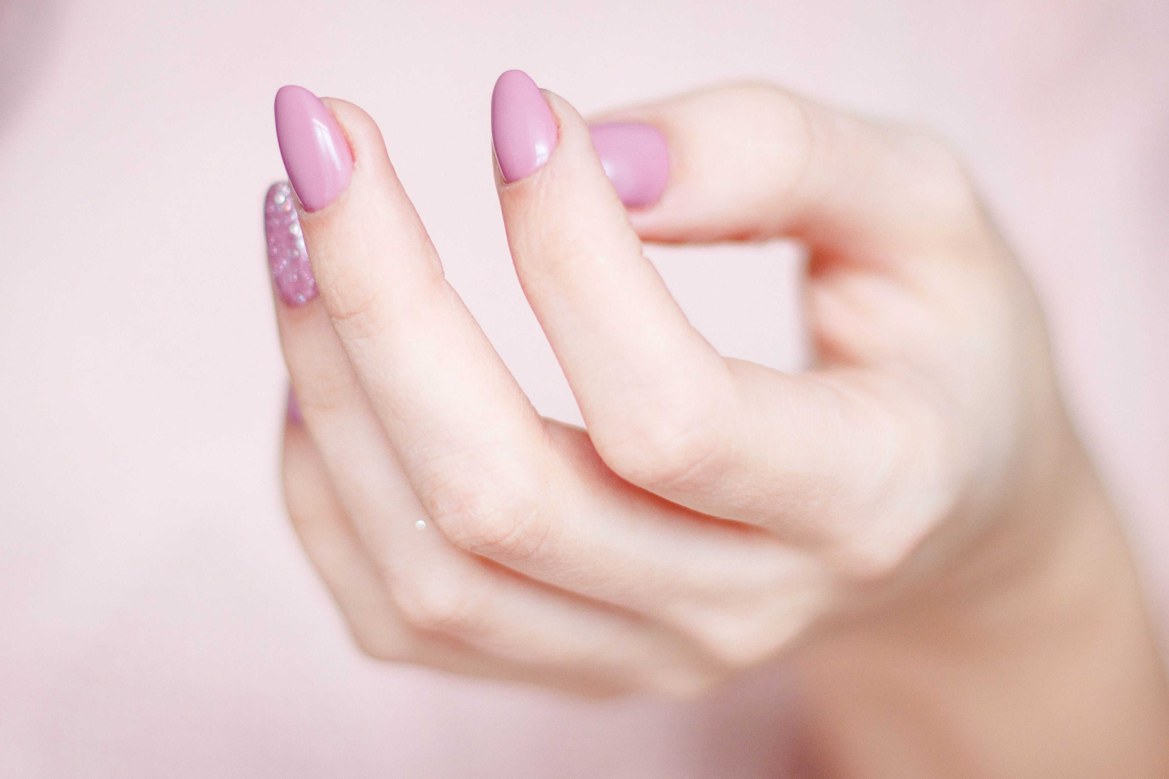 Application huile cuticules PEEL DALI